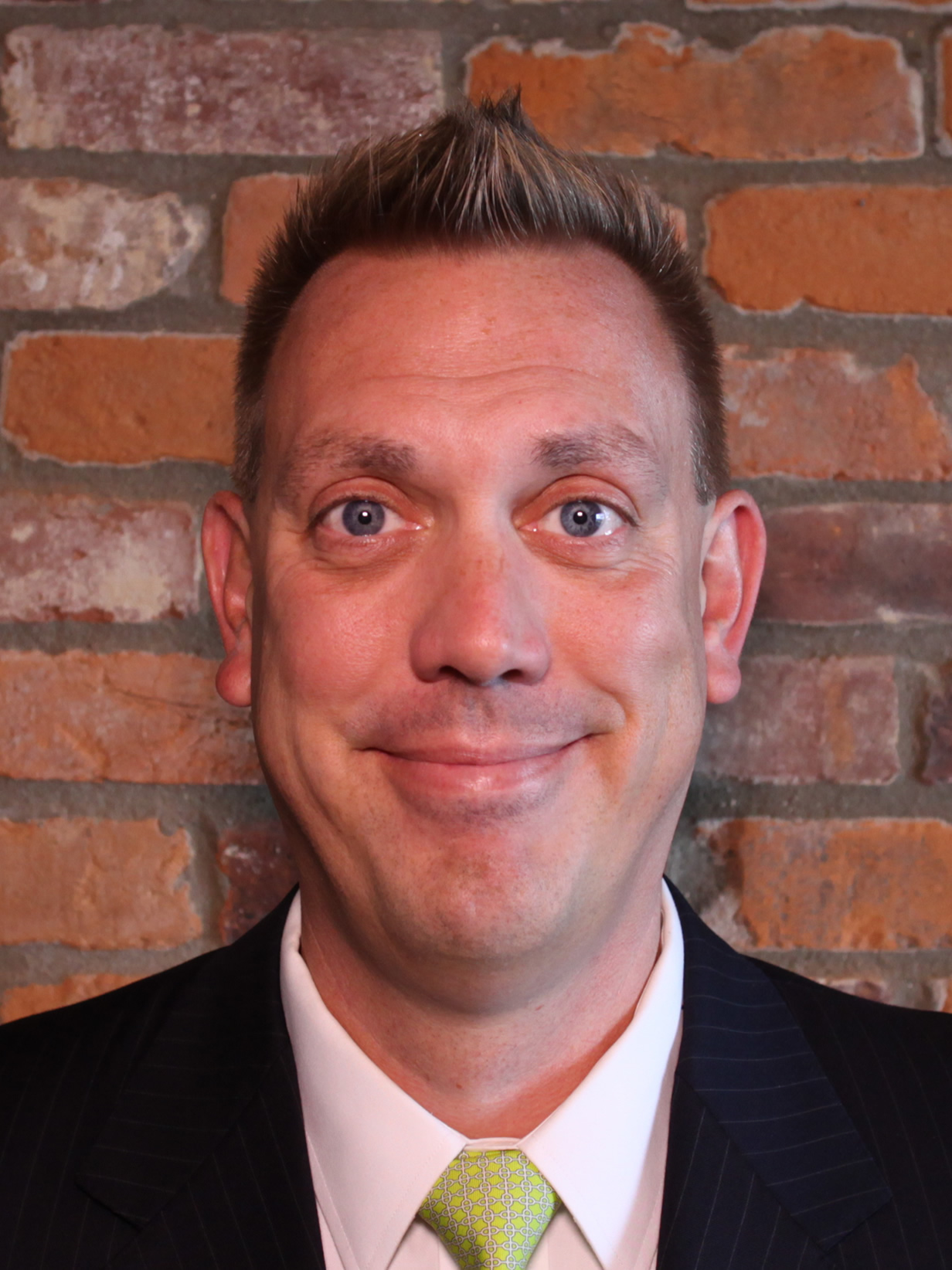 Using AI-enhanced data analytics to determine customer primacy in banking